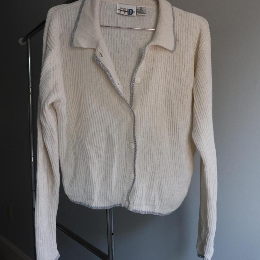 Vintage white and silver cardigan with a preppy,‎ minimalist vibe